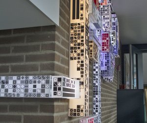 dominIoN-zelfportret, Lichtinstallatie-object, plexiglas, led en sticker.